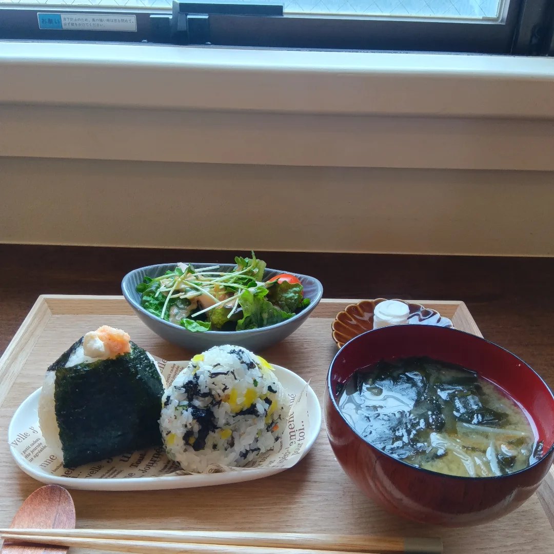 おにぎり2つにサラダとみそ汁のセット