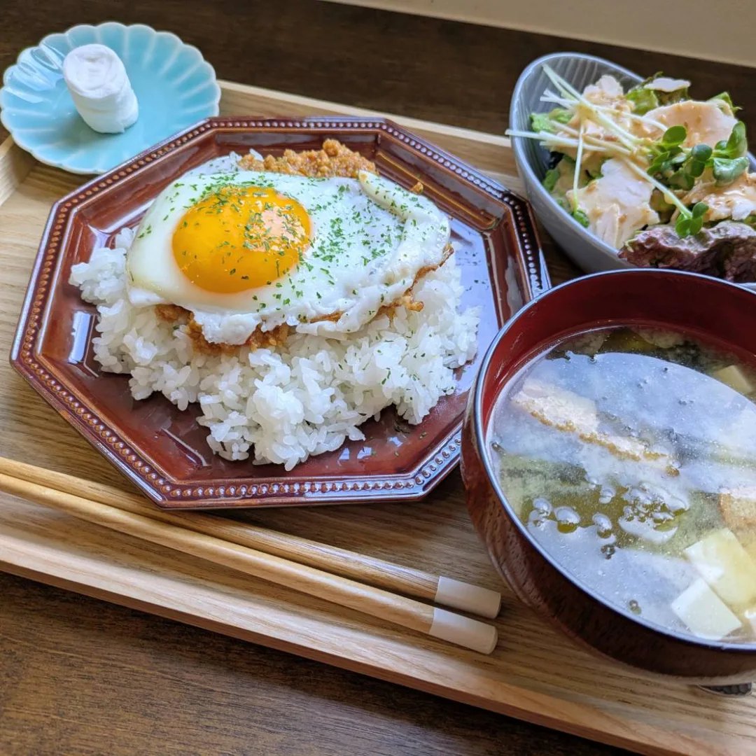 目玉焼きをのせた旨辛そぼろごはんSET