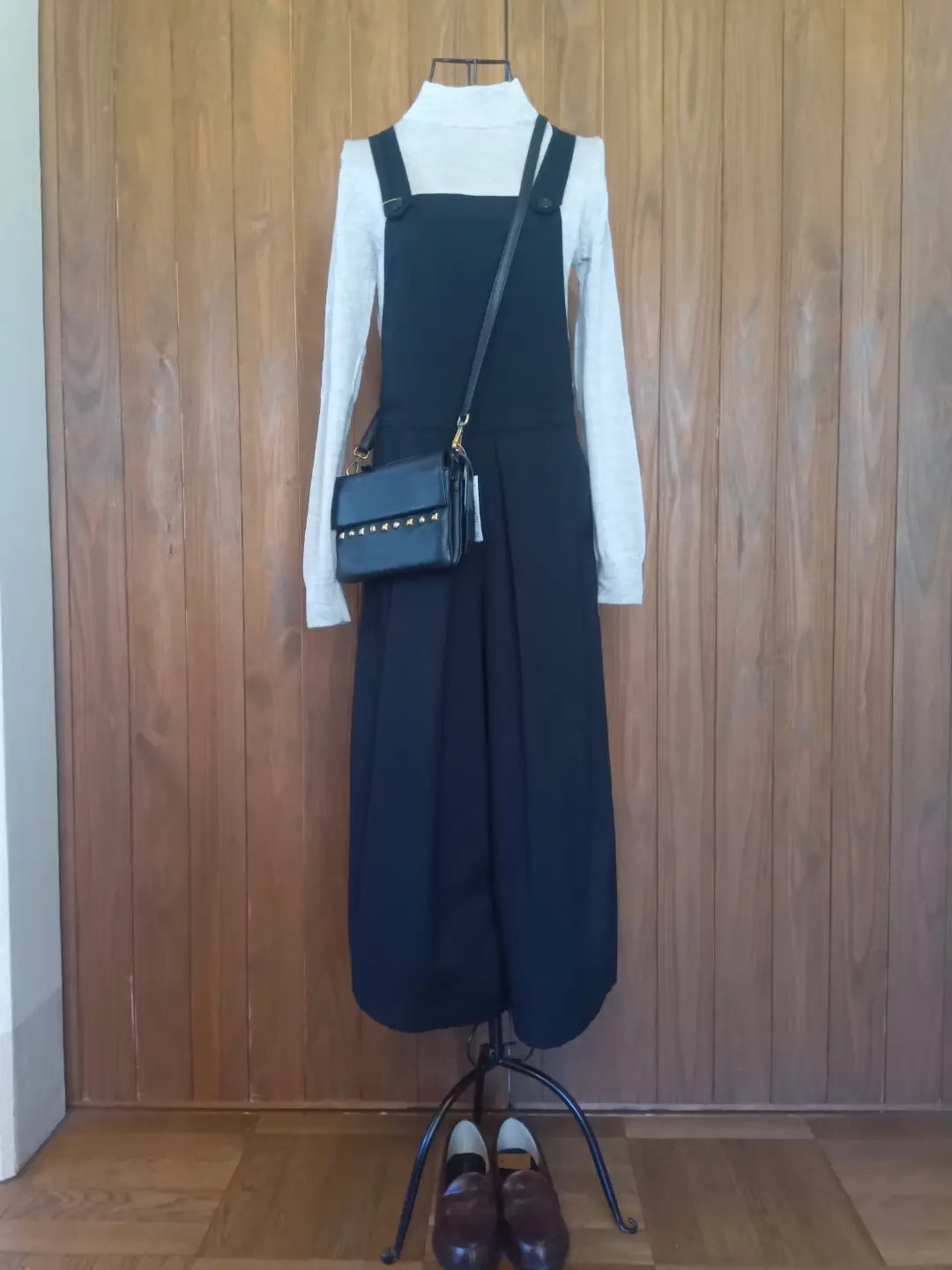 サロペットとニットのコーディネート